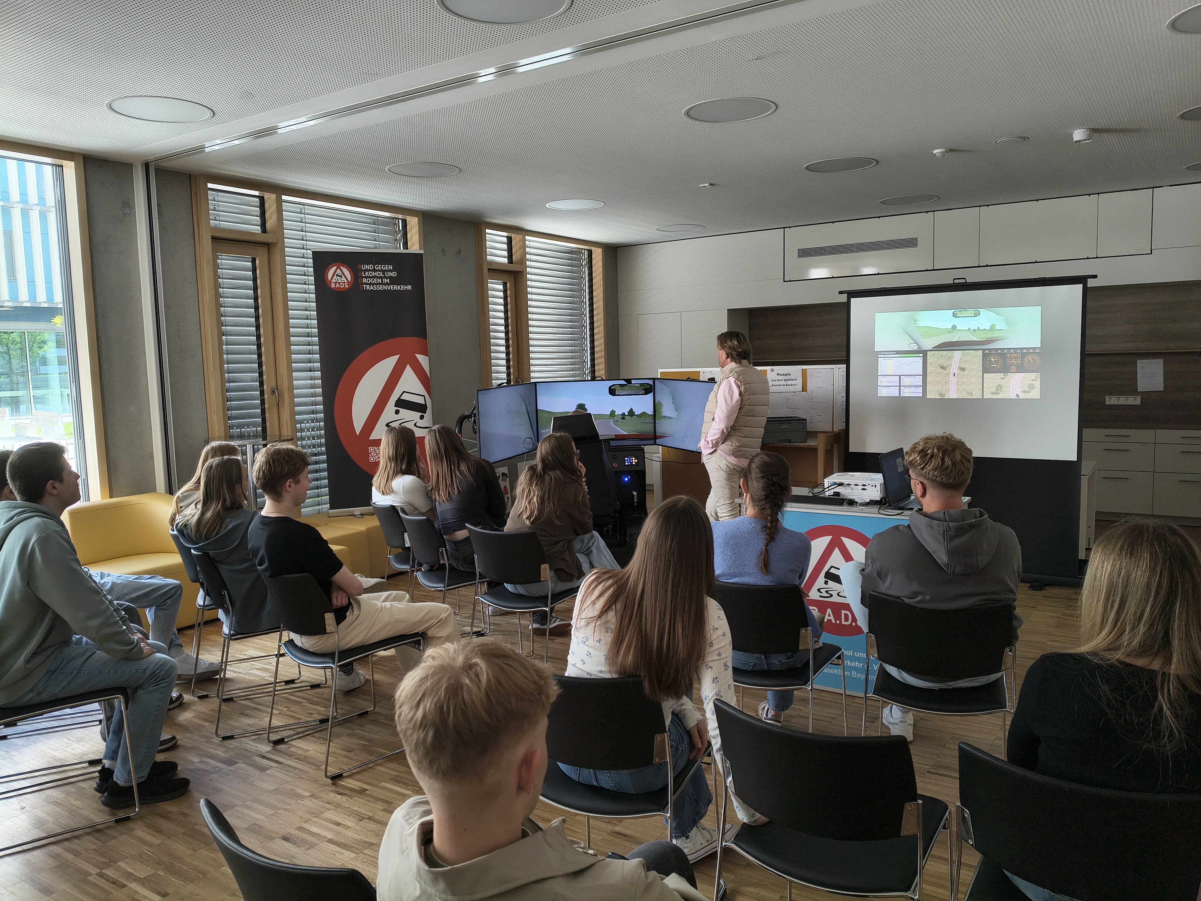 Schüler der Kaufmännischen Berufsschule Deggendorf testen im Fahrsimulator die Auswirkungen von Alkohol auf das Fahrverhalten. Die Präventionsveranstaltung des BADS vermittelte eindrucksvoll die Gefahren von Alkohol und Drogen im Straßenverkehr.