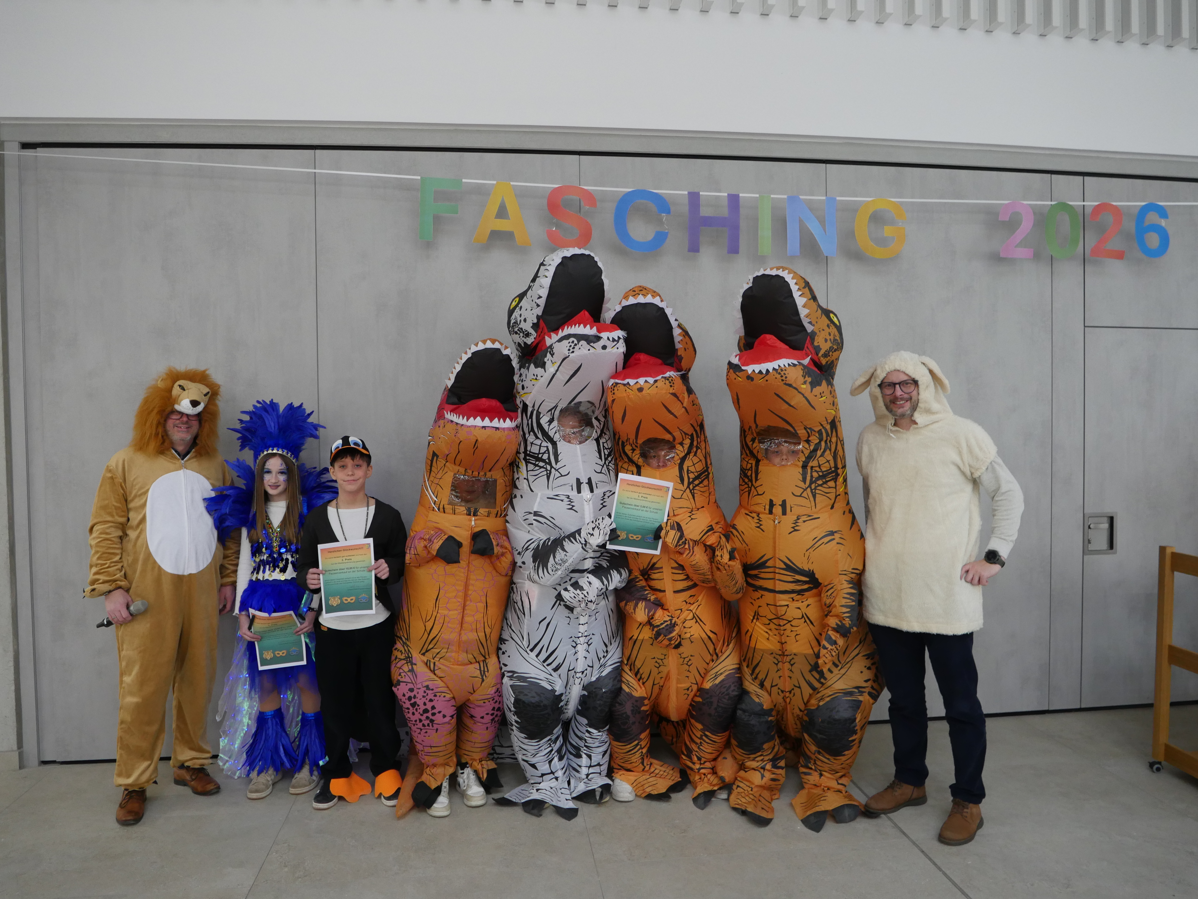 Die Sieger der Maskenprämierung an der Wirtschaftsschule zusammen mit Schulleiter OStD Christian Alt (links als Löwe) und seinem Stellvertreter OStR Martin Wenninger (rechts als Schaf)