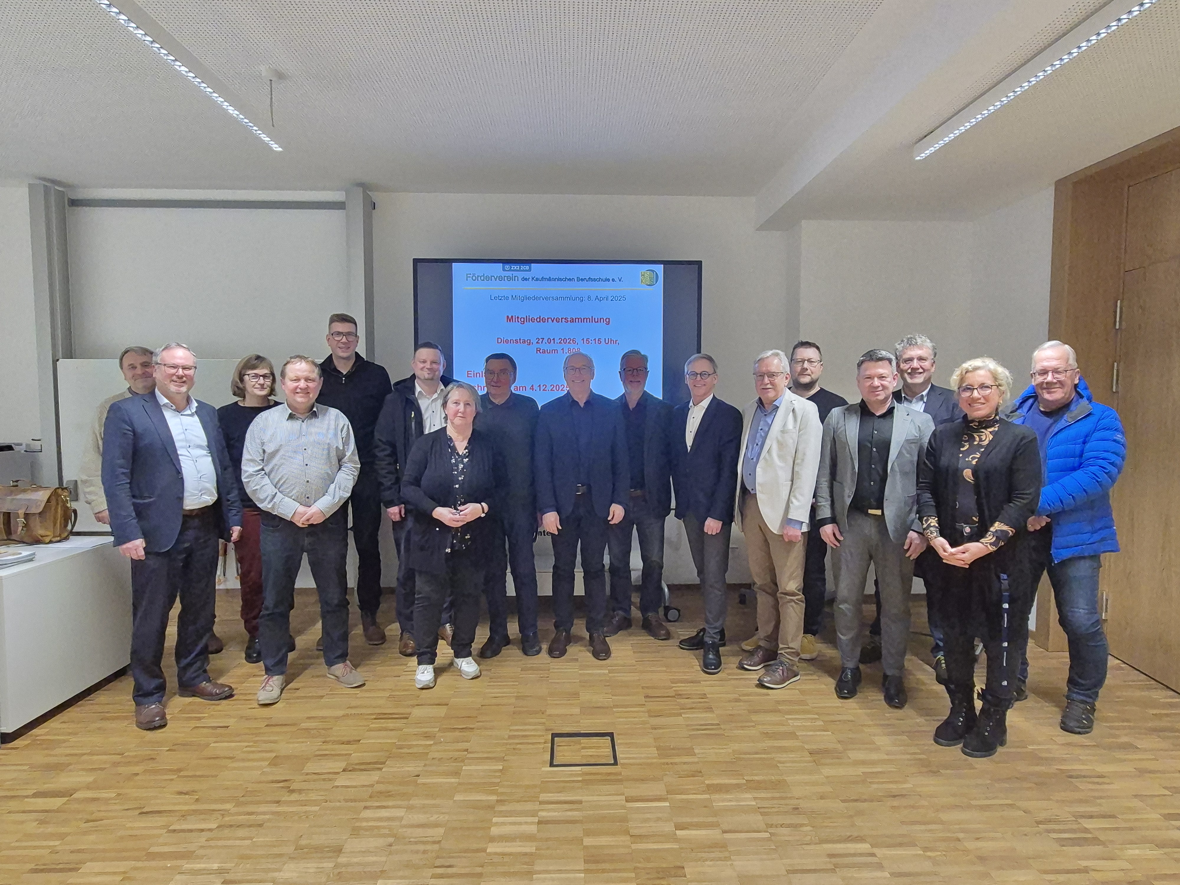 v.l.: Helmut Winkler, OStD Christian Alt (Schulleiter), Simone Brücklmayer, Otto Lutter, Matthias Schmid, Dominik Wessling, Brigitte Breit, Joachim Stelzer, OStD a.D. Johann Riedl (1. Vorsitzender), Roman Fischer (Stv. Landrat), Rupert Winter (2. Vorsitzender), Hans Kammermeier, Benedikt Oswald, Stefan Vielreicher, Johann Kuchl, Tuba Ertugrul, Hans-Dieter Wittenzellner