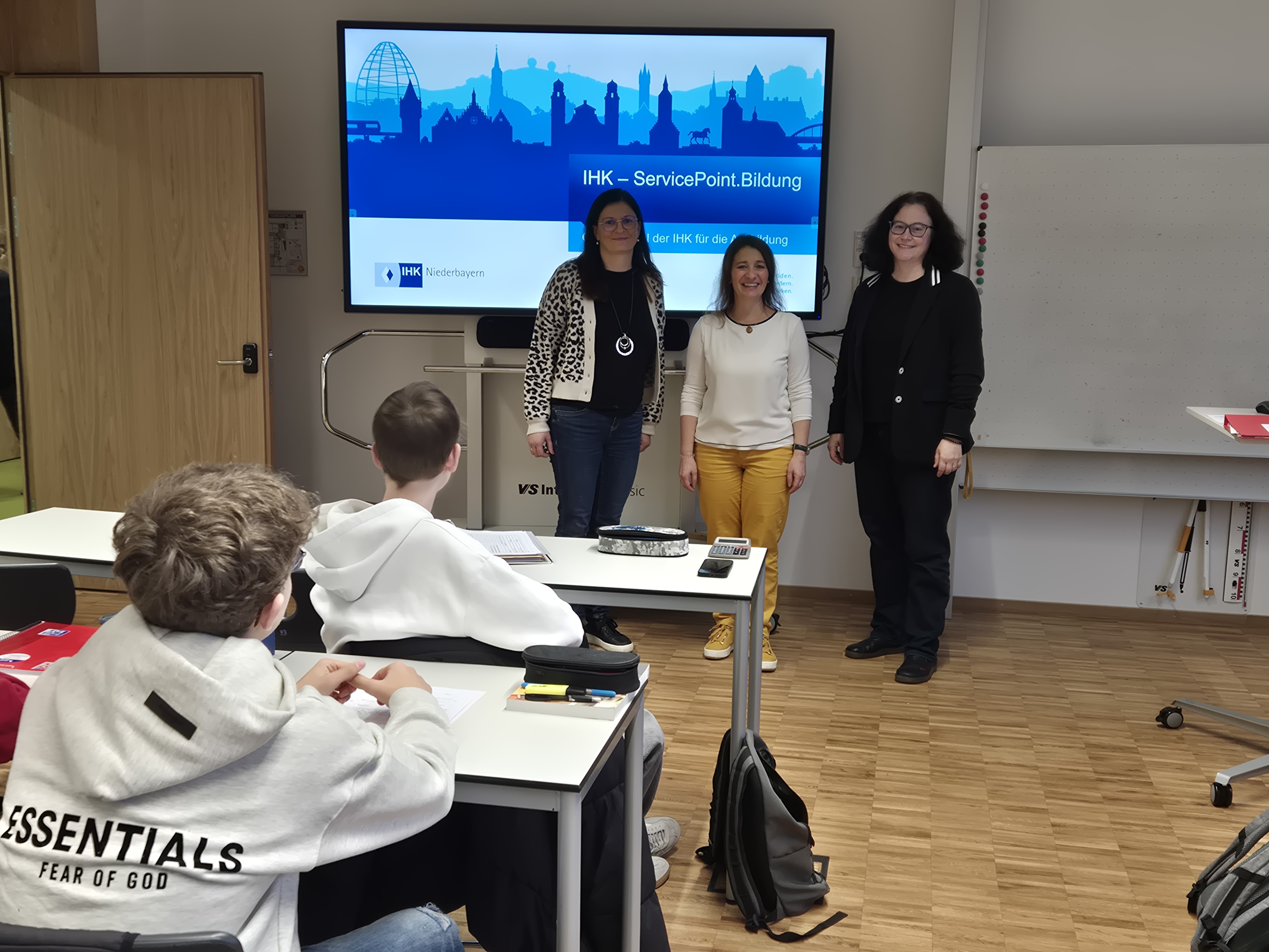 v.l.n.r.: OStRin Stefanie Zimpel, IHK Regionalbetreuerin Martina Löffelmann, OStRin Anke Sagstetter