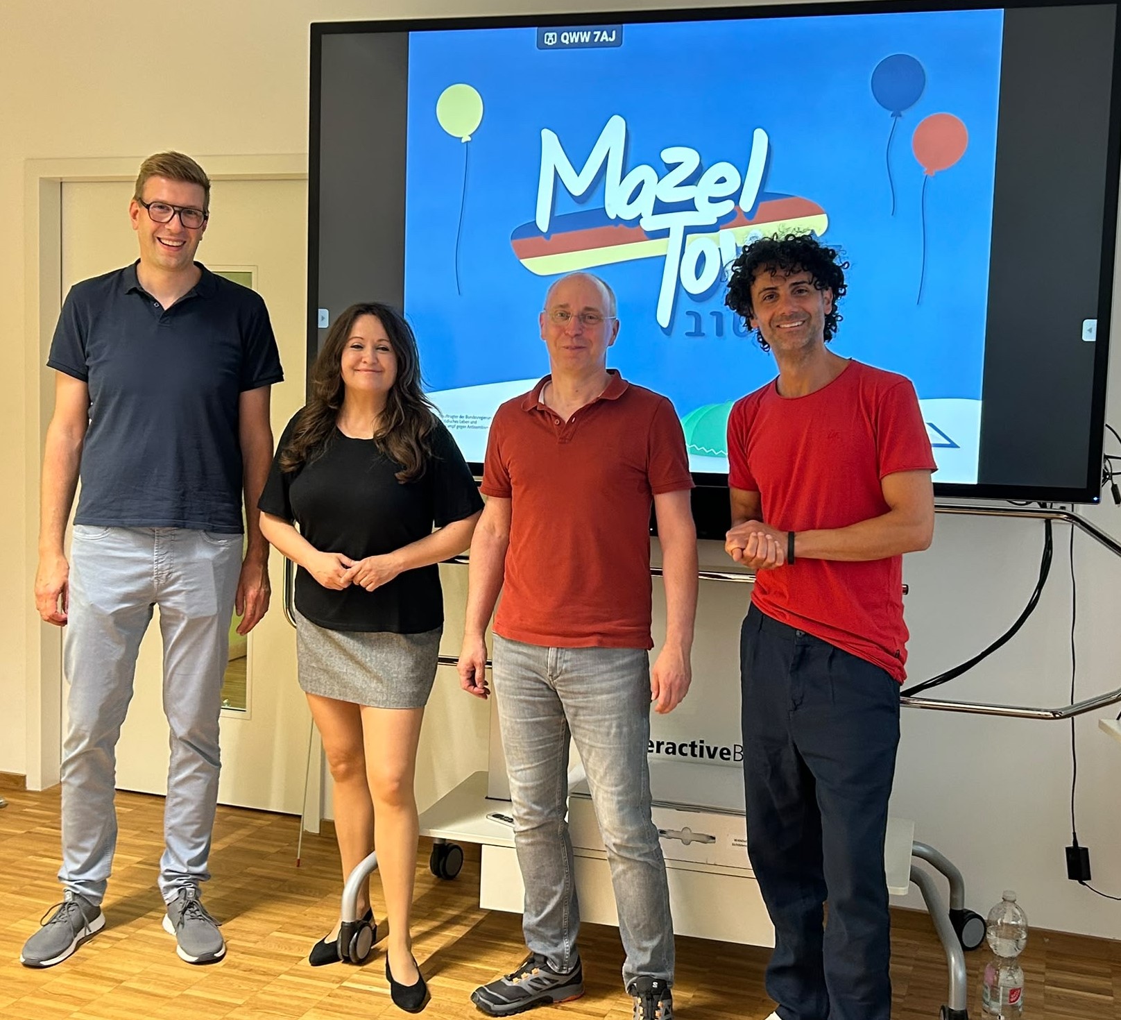 Von links: Stellvertretender Schulleiter Herr Schmid (StD), Referentin Nina Coenen, Michael Peter (OStR) sowie Referent Sami Alkomi.