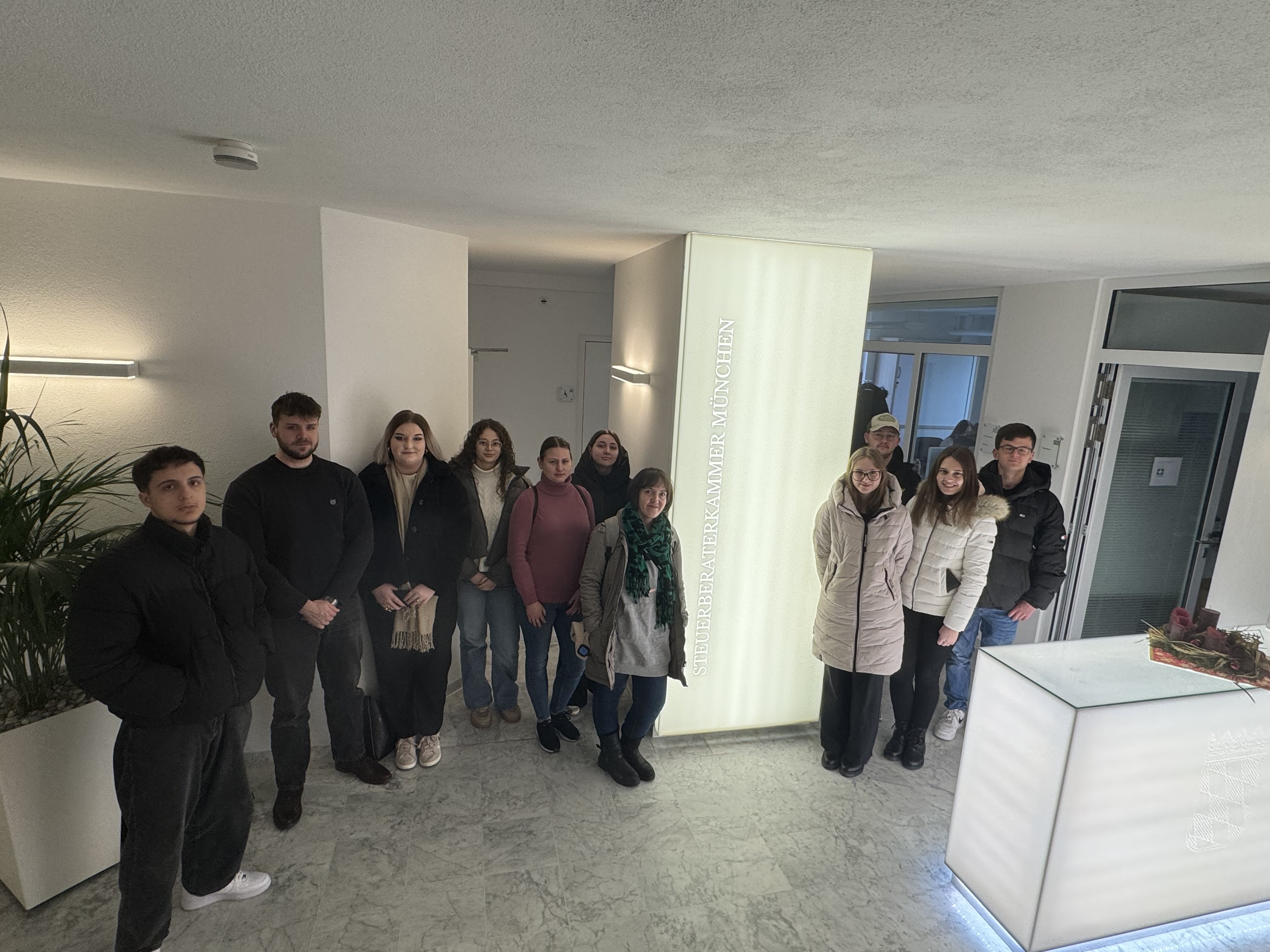 Exkursion der Klasse ST11B zur Steuerberaterkammer München am 17. Dezember 2025 im Rahmen der beruflichen Orientierung und Prüfungsvorbereitung.