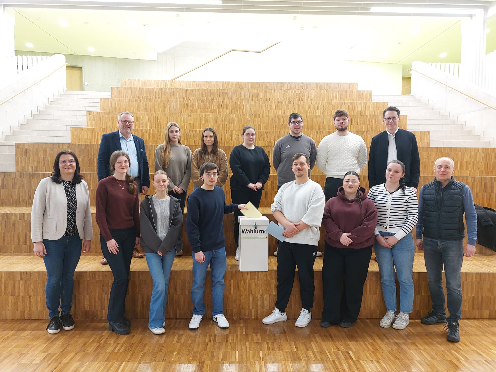 Die Wahlhelferinnen und Wahlhelfer der Kaufmännischen Berufsschule Deggendorf mit Oberbürgermeister Dr. Christian Moser (oben rechts), Schulleiter Christian Alt (oben links) sowie den organisierenden Lehrkräften Michael Peter (unten rechts) und Stefanie Zimpel (unten links).