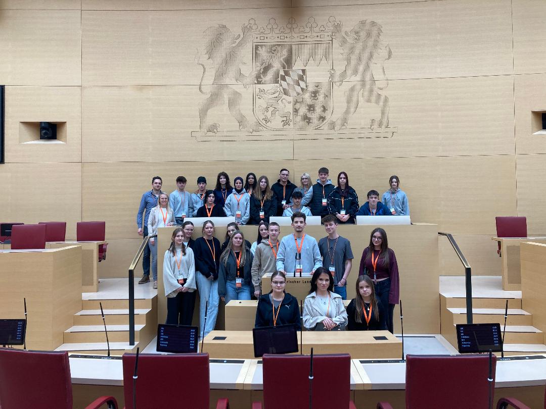 Schüler der Staatlichen Wirtschaftsschule besuchen den Bayerischen Landtag.