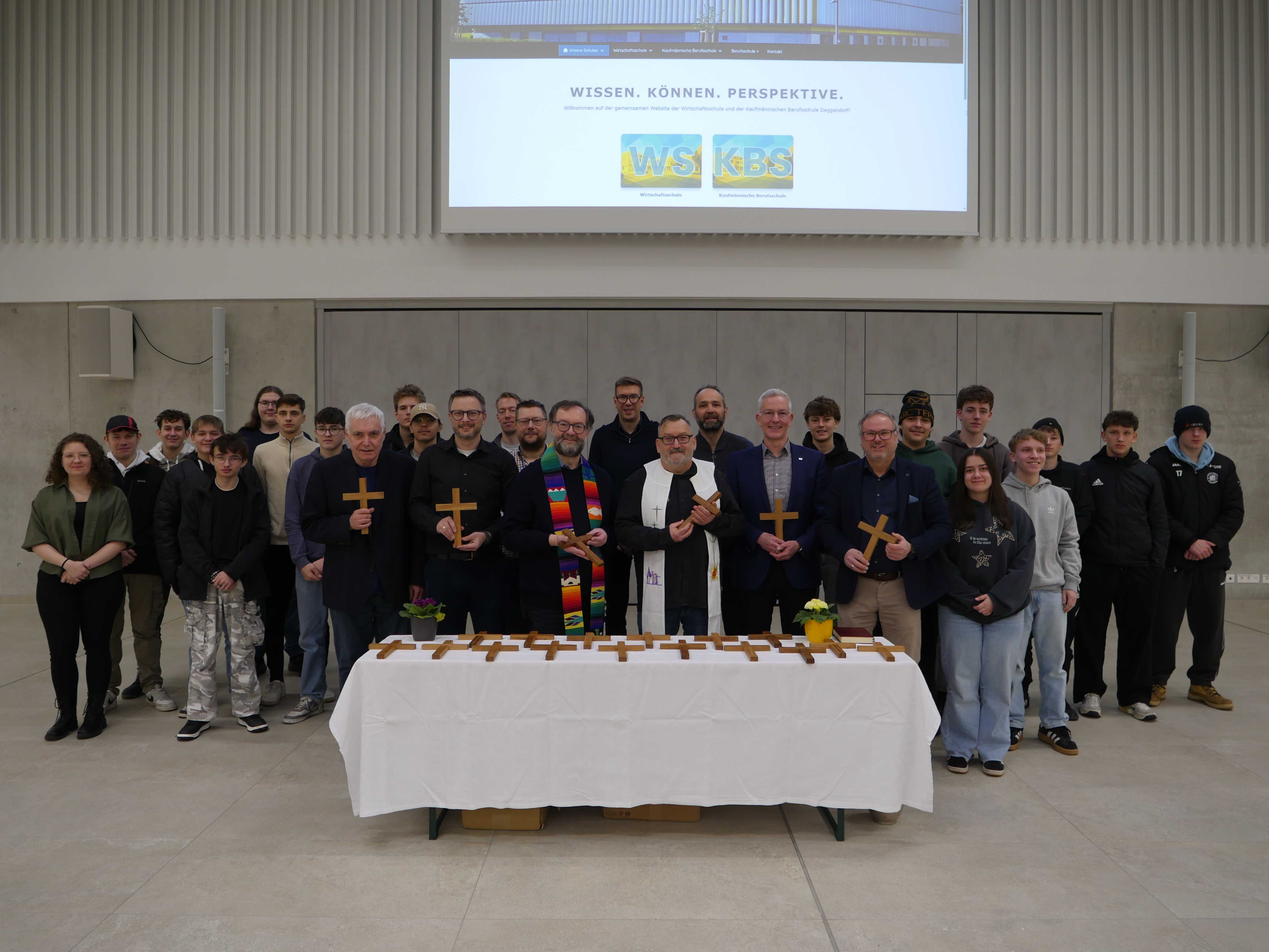 Neue Kreuze für das Schulhaus