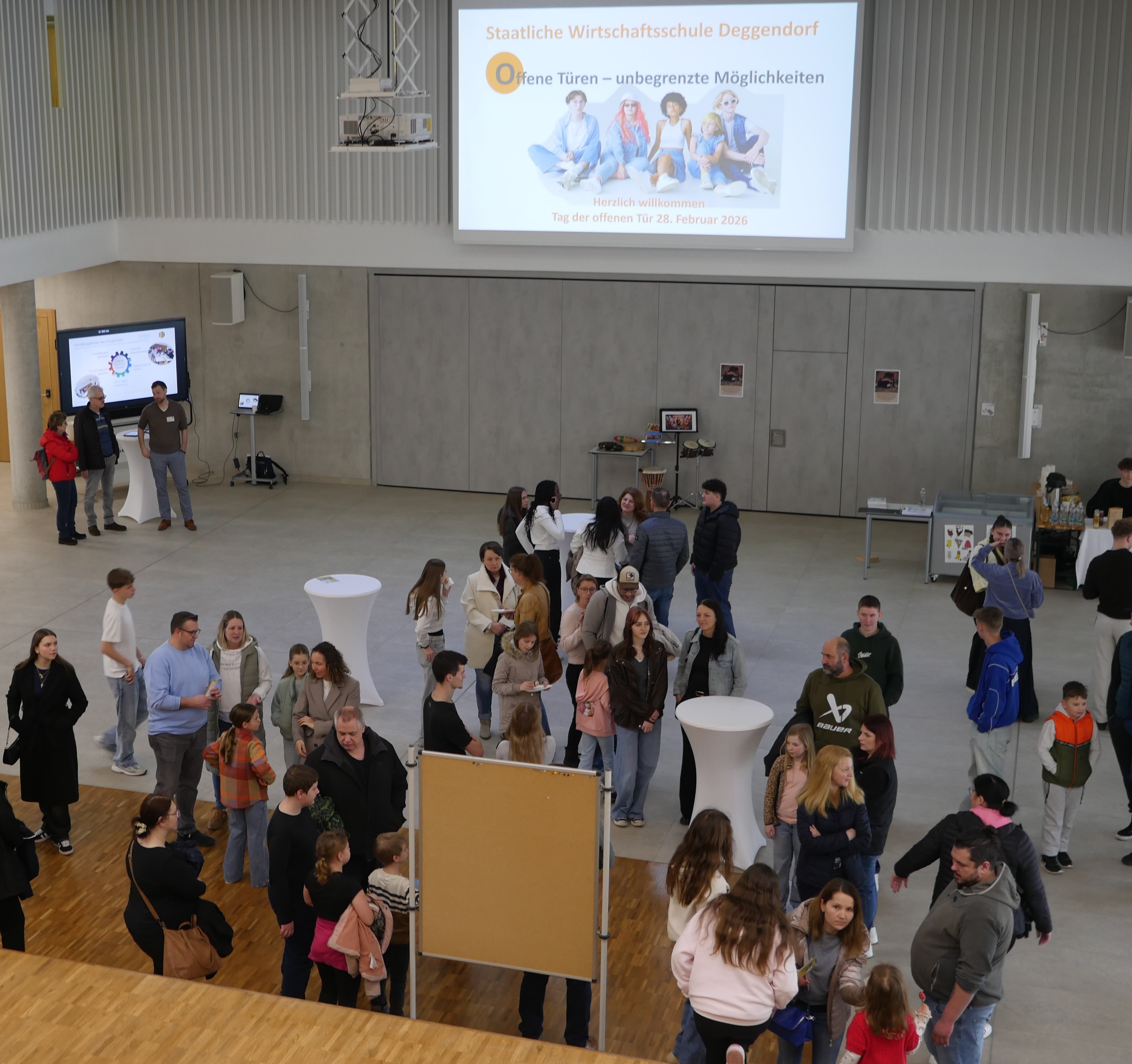 Tag der offenen Tür - Blick auf die Aula.JPG