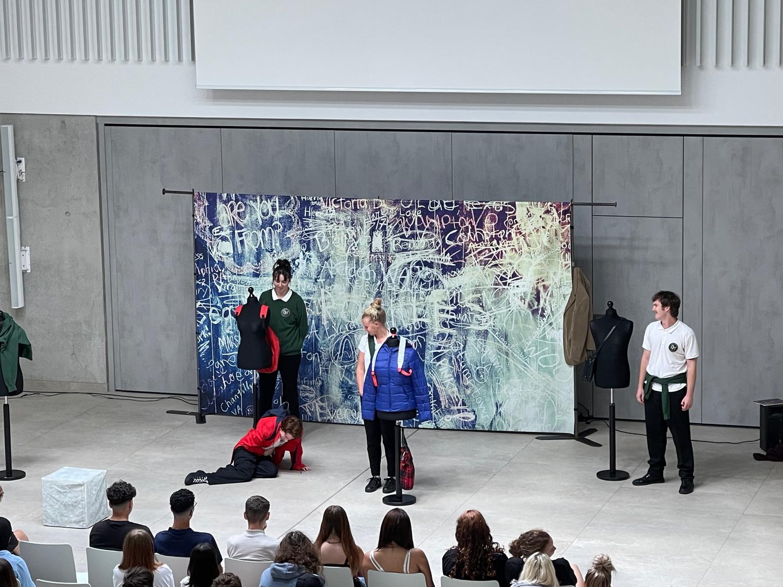 Theater „Sticks and Stones“ 