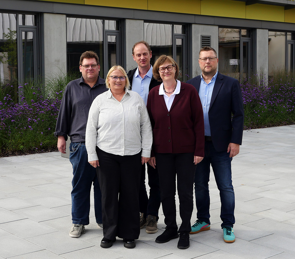 Der aktuelle Personalrat der Staatlichen Wirtschaftsschule Deggendorf: Vorsitzender Christoph Schneider (hinten links), Reinhold Altmann (hinten mittig) sowie der aktuelle Personalrat der Kaufmännischen Berufsschule Deggendorf: Vorsitzende Simone Brücklmayer (vorne mittig), Martina Reitberger (vorne links) und Benedikt Oswald (vorne rechts).
